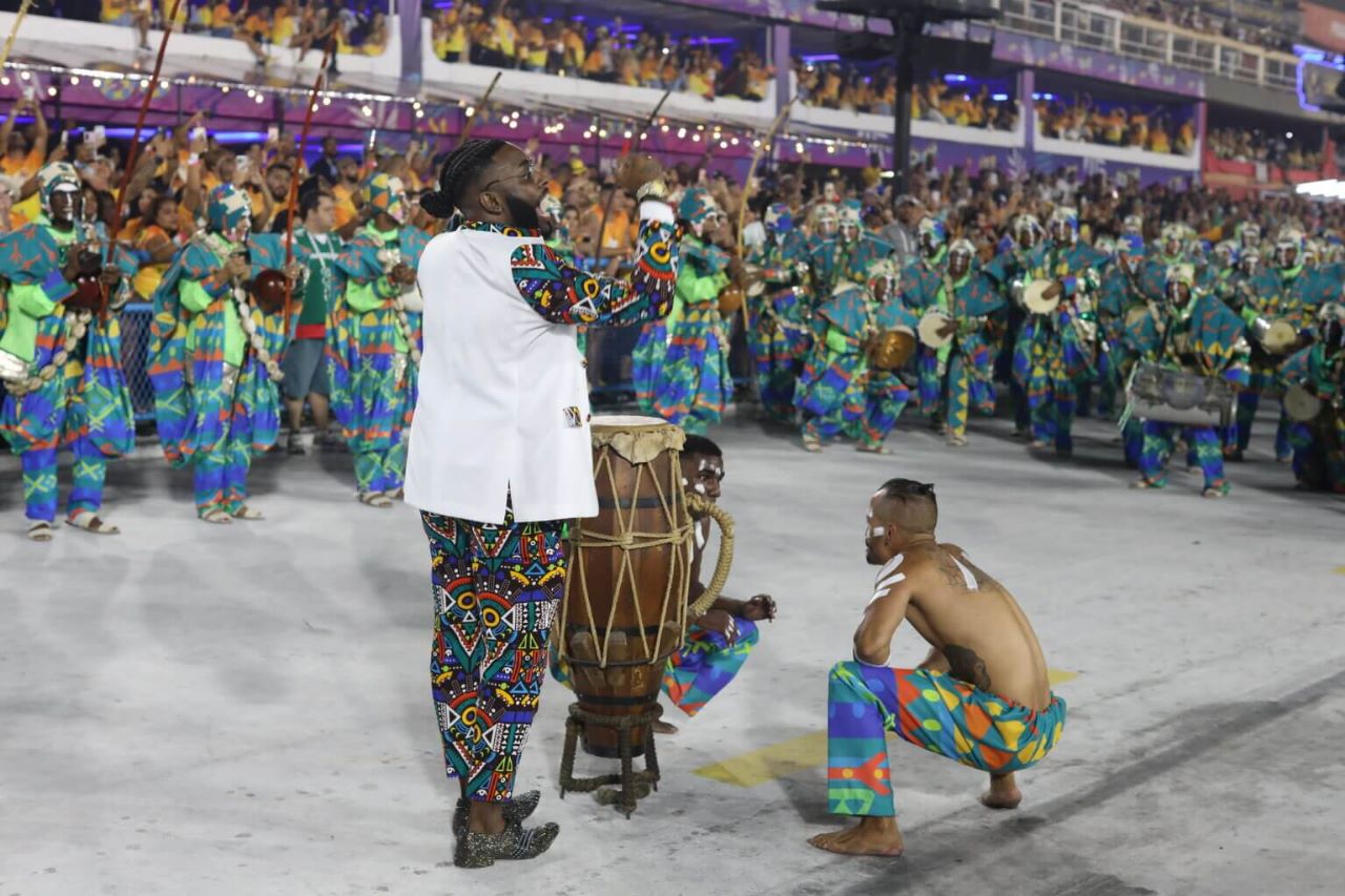 Bateria do Império Serrano faz esquenta pro carnaval na Barra da Tijuca - News Rondônia