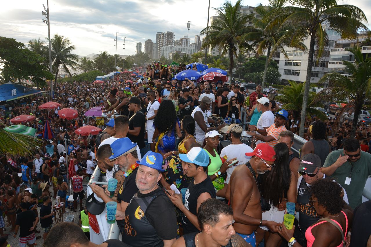 Bateria do Império Serrano faz esquenta pro carnaval na Barra da Tijuca - News Rondônia