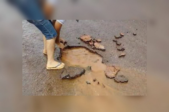 Chuva cai, revela fragilidade de obra e coloradense brinca: asfalto novo que arranca com a mão - News Rondônia