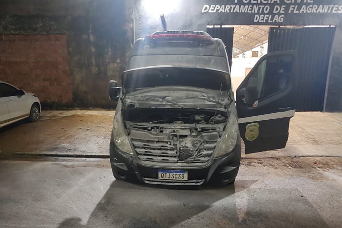 Homem coloca fogo em viatura da Polícia Civil na Central de Flagrantes - assista ao vídeo - News Rondônia