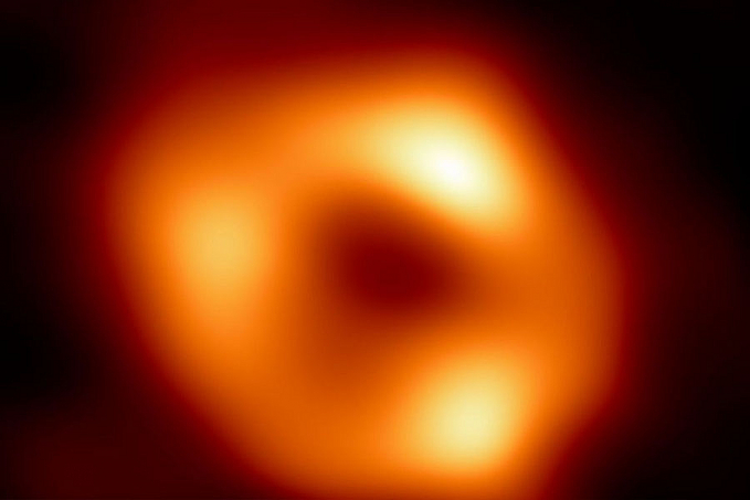 Astrônomos divulgam primeiras imagens de buraco negro da Via Láctea - News Rondônia