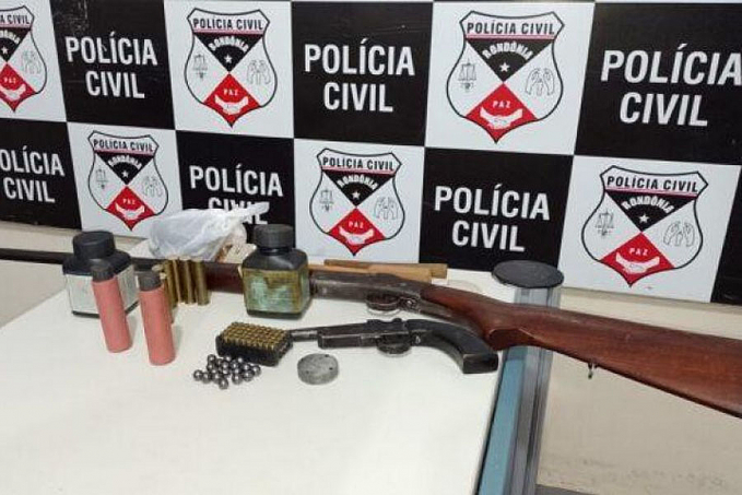 Equipes do SEVIC da Delegacia da Mulher  DEAM, de Rolim de Moura apreende armas de fogo na residência de investigado - News Rondônia