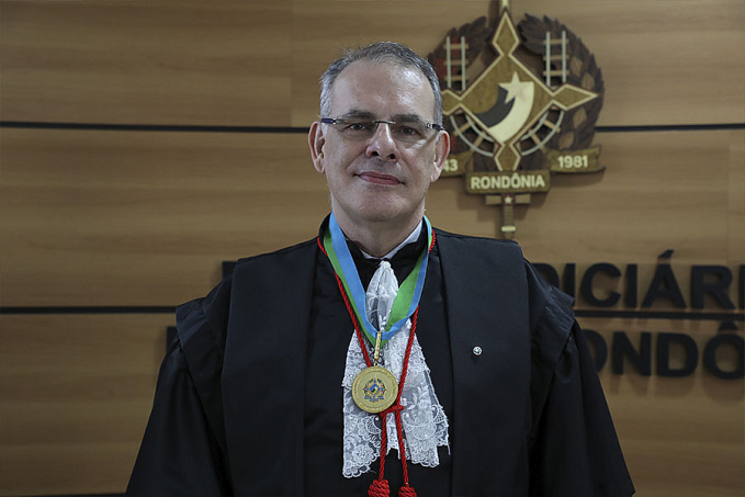 Desembargador do TJRO presta homenagem a servidores pelos serviços prestados em exposição dos 40 anos - News Rondônia