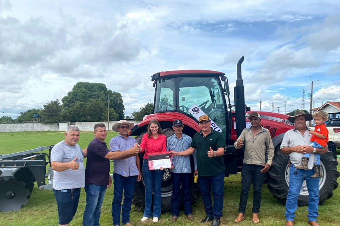 Deputada Lebrinha realiza entrega de trator agrícola, em Urupá - News Rondônia