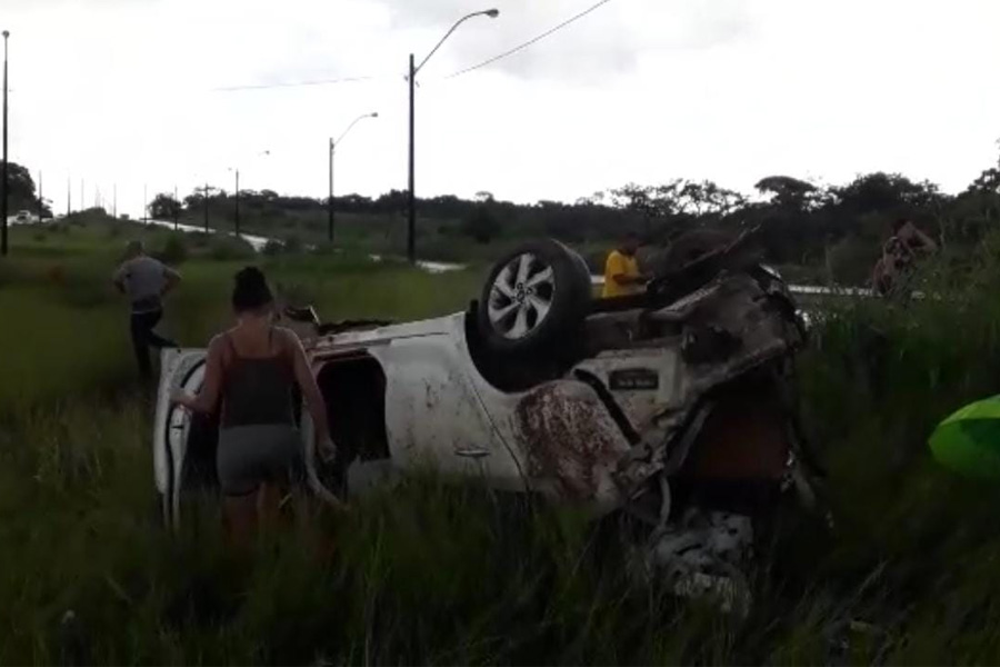 URGENTE: Carro capota durante chuva forte em frente a Unir em Porto Velho - News Rondônia
