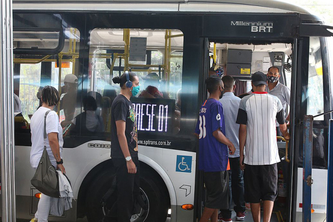 Gasolina mais cara faz pessoas trocarem carro por ônibus, prova estudo - News Rondônia