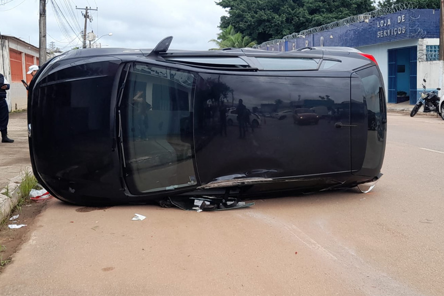 Carro avança preferencial e causa acidente com capotamento no centro - News Rondônia