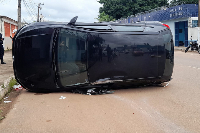 Carro avança preferencial e causa acidente com capotamento no centro - News Rondônia
