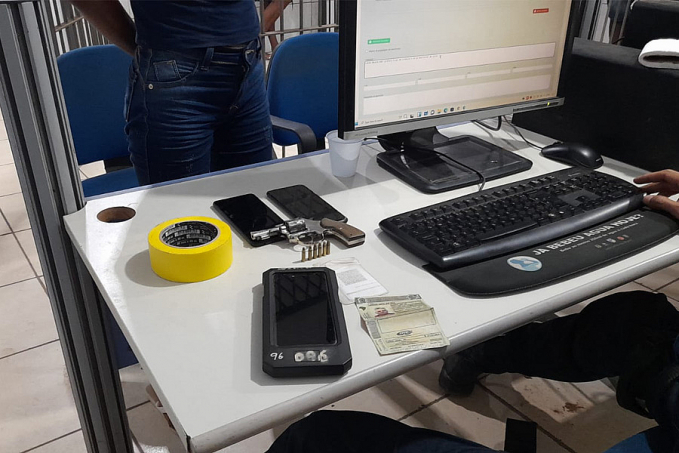 Casal é preso com arma tentando assaltar entregador próximo ao Orgulho do Madeira - News Rondônia