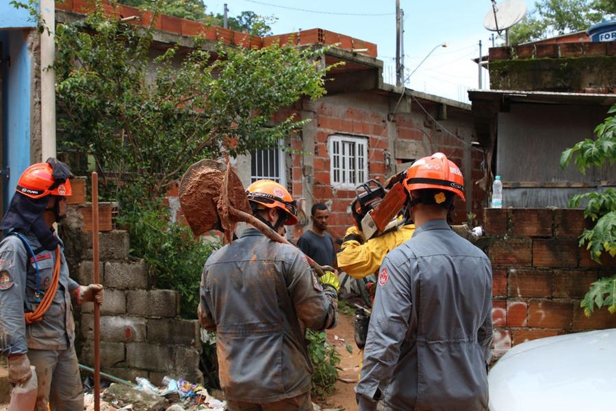 Bombeiros suspendem as buscas em São Sebastião por causa das chuvas - News Rondônia