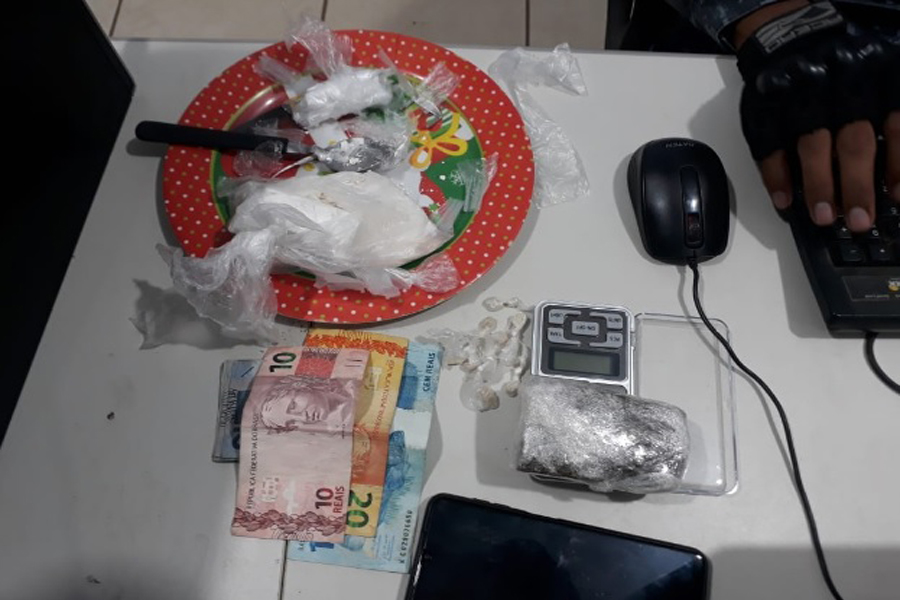 TRÁFICO - Conhecida da PM é presa com maconha após comprar em boca de fumo no Nacional - News Rondônia