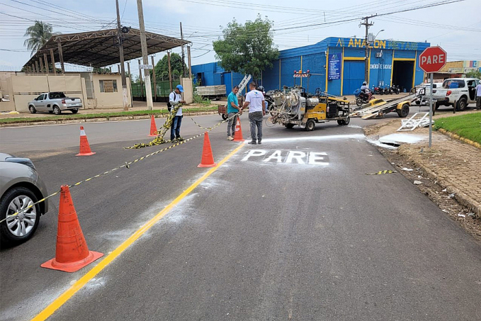 Após obras de infraestrutura, ruas do bairro Lagoa recebem sinalização - News Rondônia