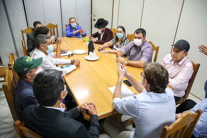 Reunião entre legislativo e executivo municipal define piso salarial de R$ 3.845,63 para professores em Jaru - News Rondônia
