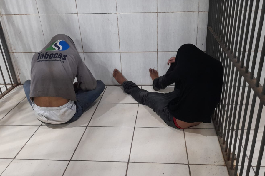 Dupla é detida com armas após roubo em chácaras e capotar veículo na BR-364 - News Rondônia