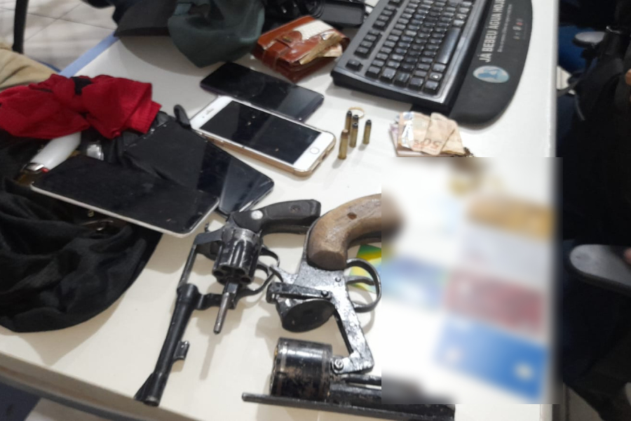 Dupla é detida com armas após roubo em chácaras e capotar veículo na BR-364 - News Rondônia
