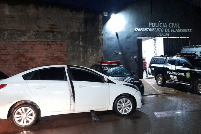 NA MAMORÉ: Dupla é presa com carro roubado após denúncia - News Rondônia