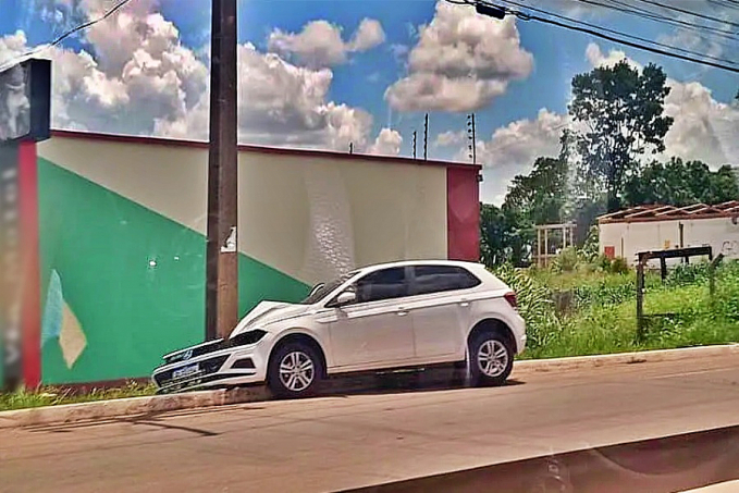 VIRALIZOU: Motorista erra entrada e colide em poste do motel, diz internauta - News Rondônia