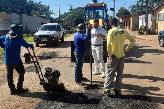 Vereador Carlos Damaceno tem pedido atendido para serviço de tapa buraco na Estrada do Belmont - News Rondônia