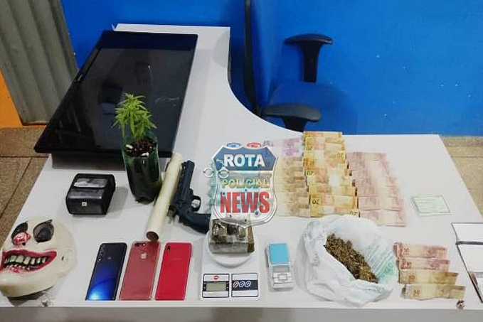Patrulha Reforço da PM apreende drogas, pé de maconha, simulacro e R$1300,00 e prende suspeitos em Vilhena - News Rondônia