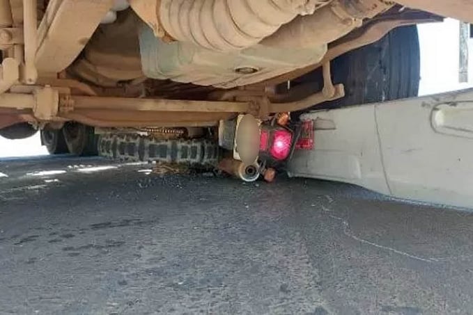 Moto vai parar embaixo de carreta e condutor se livra da morte em Vilhena - News Rondônia