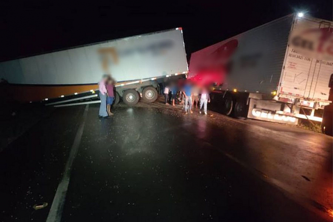 Acidente envolvendo três caminhões, um deles de Vilhena, interdita BR 364 e provoca congestionamento gigantesco - News Rondônia