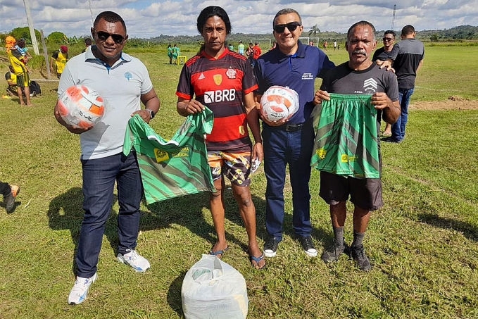 Deputado Estadual Alex Silva entrega materiais esportivos para times que participaram da Copa Nova Mutum - News Rondônia