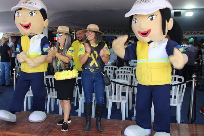No primeio dia da Rondônia Rural Show, Detran promove ações educativas e distribui símbolo do Movimento Maio Amarelo - News Rondônia
