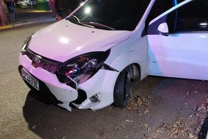 Bandido toma carro de motorista de aplicativo, tenta fugir da PM, bate Fiesta e acaba preso - News Rondônia