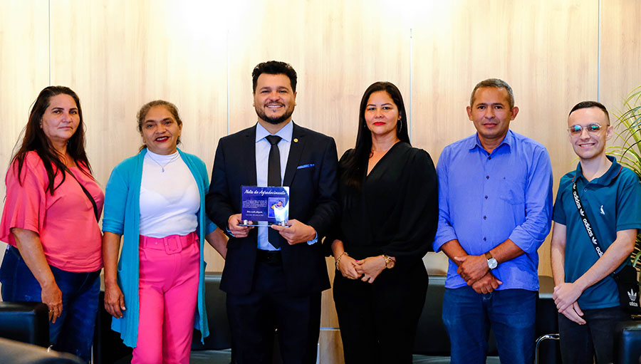 Deputado Marcelo Cruz é homenageado por investir na educação no município de Porto Velho - News Rondônia