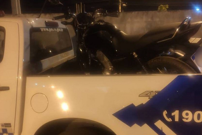 Inabilitado e pilotando a moto da mãe, jovem sofre queda durante fuga, estraga veículo e acaba preso - News Rondônia