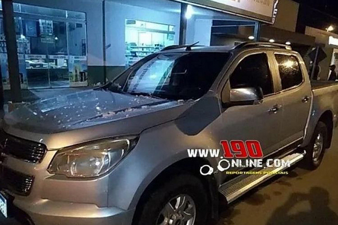 Motorista confunde pedais de caminhonete automática e invade estabelecimento comercial em Alta Floresta - News Rondônia