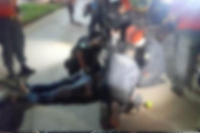 ATUALIZADA: Mototaxista fica desacordado em queda ao passar em lombada - News Rondônia
