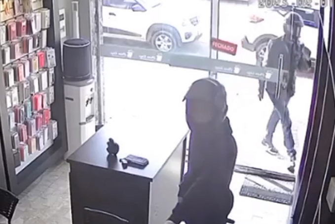 ASSISTA: Câmera registra dupla assaltando loja de celulares no centro - Veja Vídeo - News Rondônia