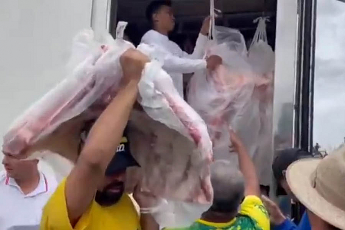 Vídeo mostra momento em que manifestantes recebe carregamento de carne, em Ji-Paraná - News Rondônia