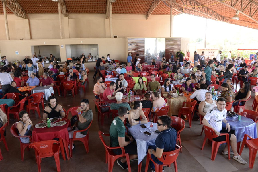 Primeira feijoada presencial pós-pandemia reúne cerca de 1,5 mil advogados no Clube da OAB, em Porto Velho, para celebrar Dia da Advocacia - News Rondônia