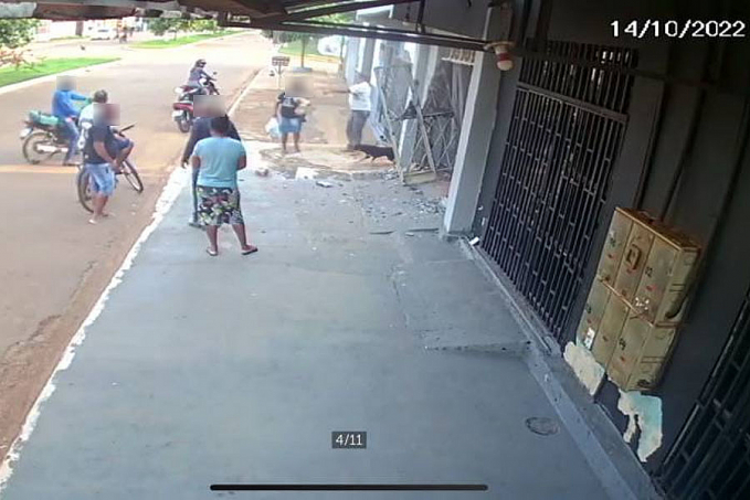 Ex-caminhoneiro de 82 anos atravessa avenida de ré e provoca estragos em avenida movimentada, em Vilhena - News Rondônia
