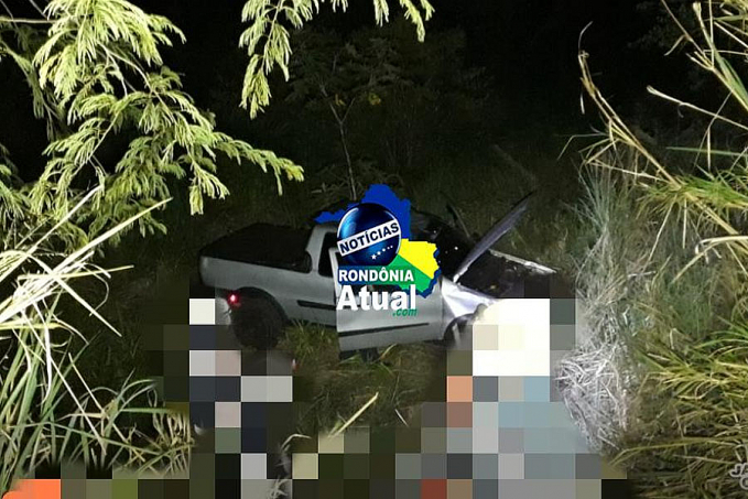 Carro capota no Anel Viário de Ji-Paraná e casal é resgatado - News Rondônia