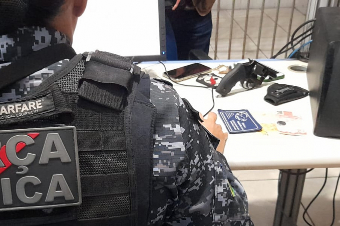 Força Tática prende casal com arma em posto de combustíveis na Imigrantes - News Rondônia
