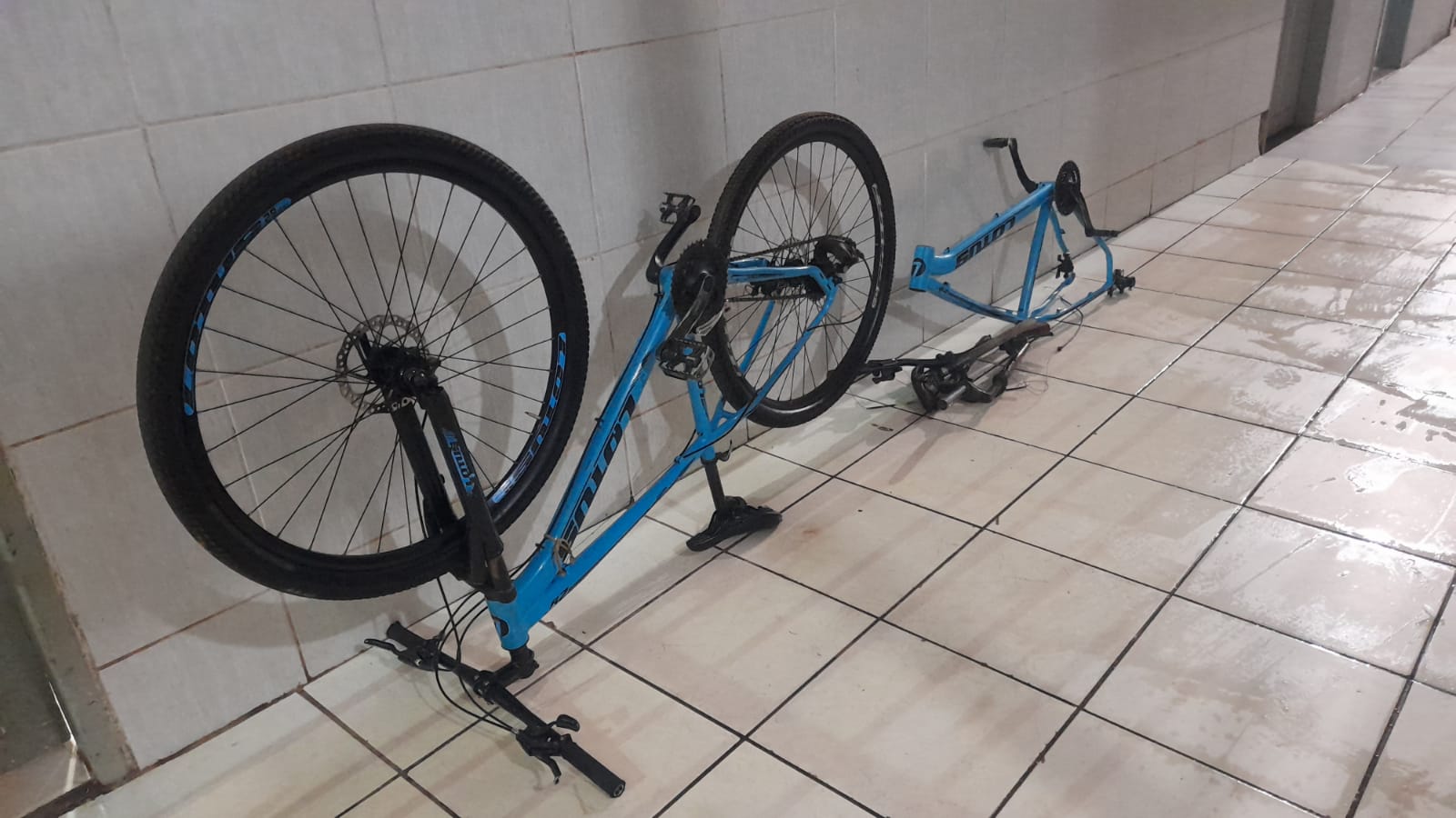 RASTREADOS: Apenado monitorado e comparsa são presos com arma após roubo de celular no centro - News Rondônia