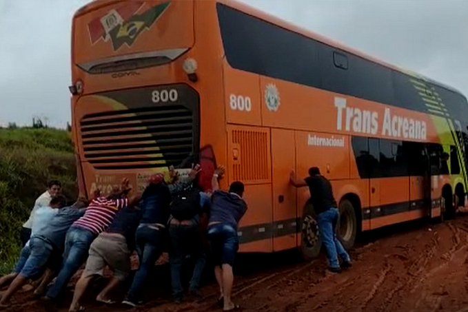 Atoleiro, passageiros empurrando ônibus, lamaçal: trecho da Br-364 em Feijó é o retrato do abandono de umas das maiores rodovias do país - News Rondônia