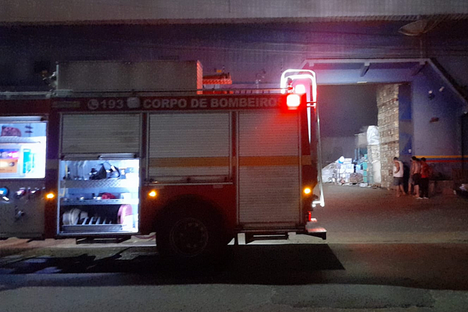 ATUALIZADA: Bombeiros são acionados após galpão de material reciclável ser tomado por chamas na capital - News Rondônia