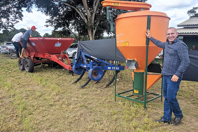 Deputado Ezequiel Neiva investiu em dezenas de associações rurais com a entrega de implementos agrícolas - News Rondônia