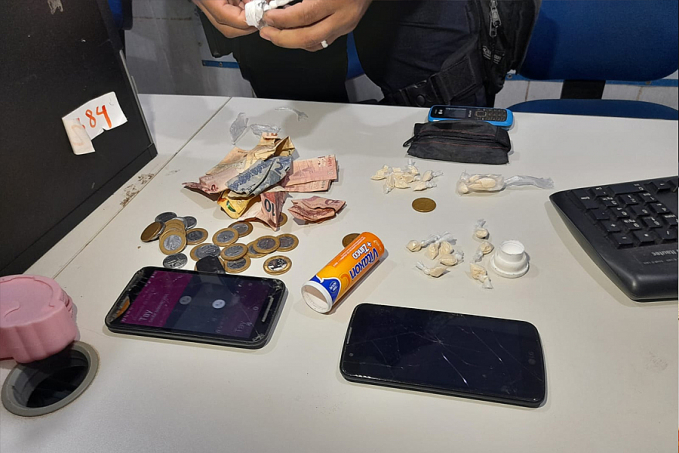 NO BAR: Casal de traficantes é preso com drogas em boca de fumo - News Rondônia