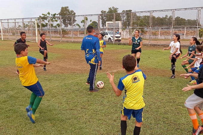 Escolinha de futebol de campo de Jaci-Paraná recebe reposição de uniformes e material esportivo - News Rondônia