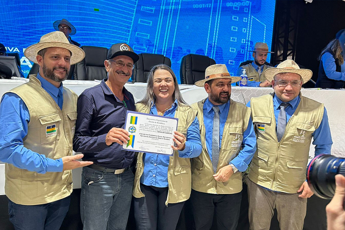 Cláudia de Jesus homenageia pioneiros da Rondônia Rural Show e entidades agrícolas - News Rondônia