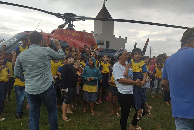 Crianças saem de sala de aula para receber candidato à governador no distrito de Rio Pardo - News Rondônia