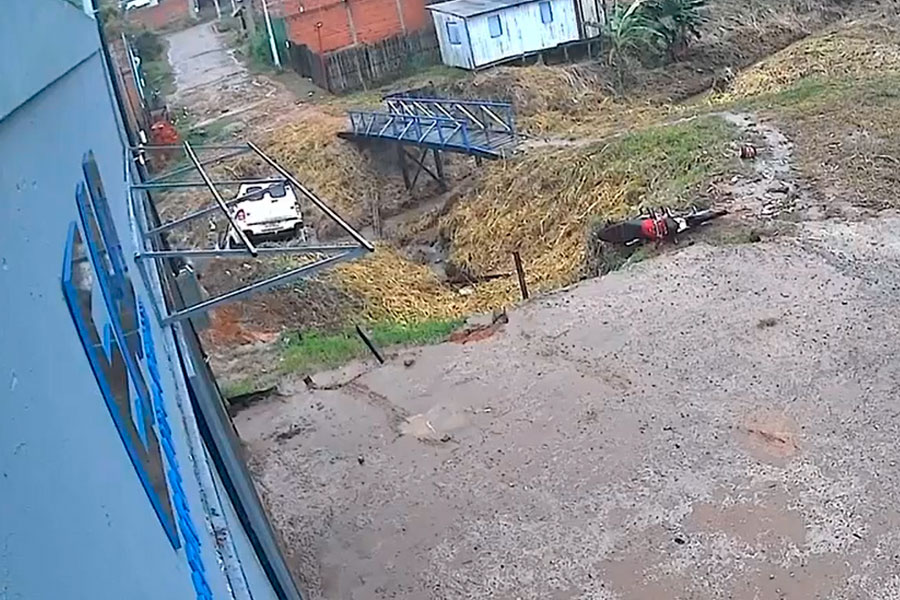 No Acre, vídeo mostra viatura da PM caindo em bueiro após perseguição a bandidos - News Rondônia