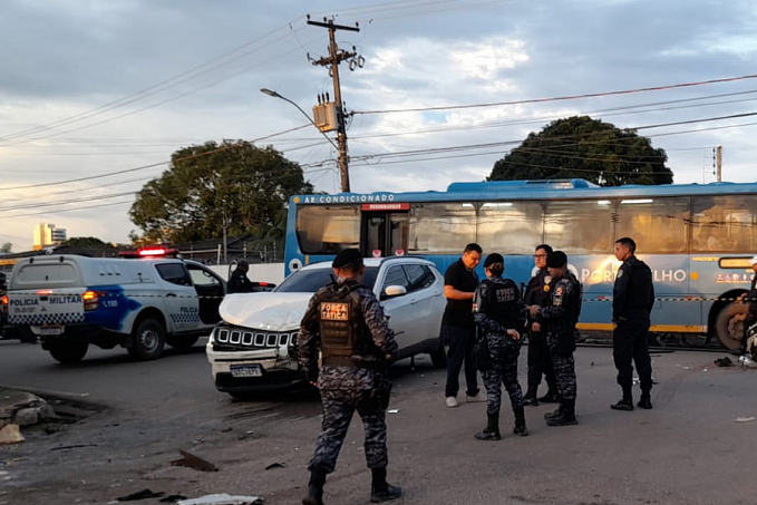 Criminoso capota caminhonete roubada durante fuga da PRF em Porto Velho - News Rondônia