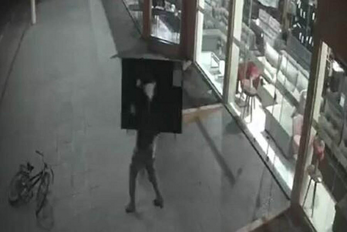 Câmera flagra trio arrombando loja e levando TV de 70 polegadas nas costas - News Rondônia