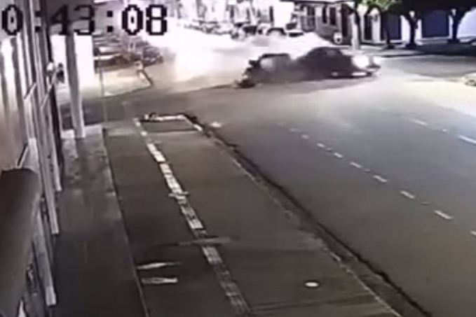 Câmera registra grave acidente entre carros em cruzamento no centro - Assista - News Rondônia